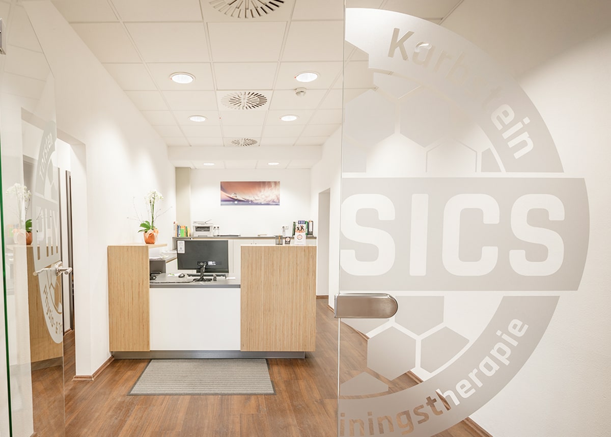 Eingang vom P6 Bereich bei Physics zur Rezeption mit Tresen hinter einer Glastür